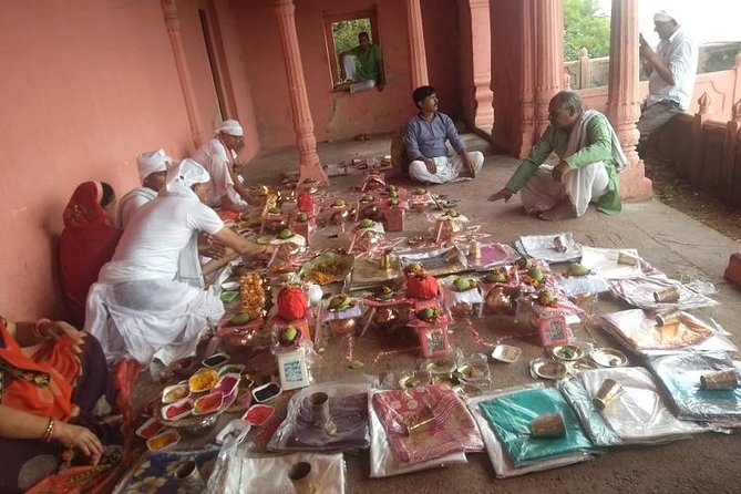 Cab pickup for Pind Daan pilgrims at Gaya railway station