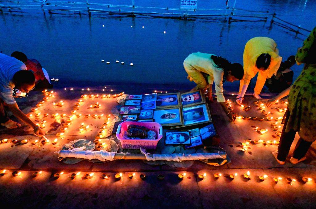 Devotees offering pind and lighting diyas at Falgu river Gaya on Sarvapitri Amavasya